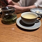 BATIDA - 自家製ハーブティー。アッサリしているのですが、それでいて濃厚。しっかりと余韻を残してくれます。一見矛盾しているかの様な味をいただけるのがありがたいですね。