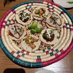 BATIDA - BATIDAタコスセレクション。一見小さそうに見えますが、手のひらサイズくらいあります。そして少し厚めの生地なのでこれで結構お腹が膨れます。ちなみに下に敷かれているのはトウモロコシですが食べれません。