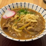 うどんとおむすび 紬 - 名物肉カレーうどん 税込900円（R7.2時点）