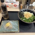 手打うどん くうかい - 【冷玉・鶏飯】 冷水で締めたコシの強い手打ち麺と卵のまろやかさ、鶏の旨味が染みた丁寧な鳥飯が絶妙に調和する、満足度の高い昼食。