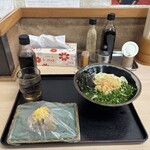 手打うどん くうかい - 【冷玉・鶏飯】 冷水で締めたコシの強い手打ち麺と卵のまろやかさ、鶏の旨味が染みた丁寧な鳥飯が絶妙に調和する、満足度の高い昼食。