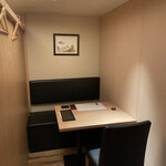 北新地 かに松 - 扉付きの白木が綺麗な個室でゆっくり癒されました。