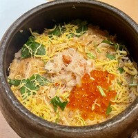 北新地 かに松 - 蟹の身がほくほく！たっぷりのイクラとともに。。店員さんがお席まで持って来てくださいました。歓声！