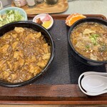中国料理 頤和園 - 同じ物が二つあるように見えますが
      カレー麻婆豆腐丼と酸辣湯麺