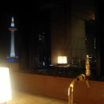 京都和久傳 - 左を見ると反射した京都タワー