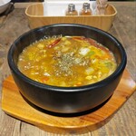 香樹 - 後ろは卓上スパイス