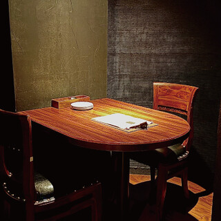 シックで落ち着いたお洒落空間は、デートにも人気◎半個室有