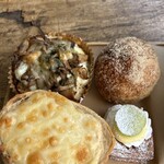 トーチドットベーカリー - 左上から時計回りきのこグラタン、こだま揚げパン、ミニデニッシュ、クロックムッシュ