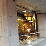 CAFE A LA TIENNE - 重厚感のある建物。