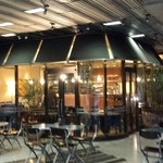 CAFE A LA TIENNE - モノトーンでオシャレでした。オープンエアもあり。