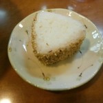 鳥そば 真屋 - サービスのおむすびです。ゴマの他にゆかりがかかってます。