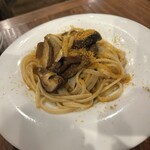 non dà clair - 椎茸と黒アワビ茸のからすみがけリングイネ