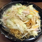 Nagasakichamponfuji - 皿うどん小800円、ウスターソースと酢をかけて