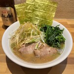 横浜家系ラーメン おか家 - 料理写真:ほうれん草ラーメン¥900、中盛り¥100、ネギ¥150、瓶ビール（中）¥600