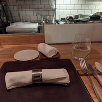 ARMONICO - カウンタ席はライブ感満載。シェフの背中がいろいろ物語ります。