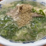 元祖ラーメン長浜家 - 早速ゴマを…