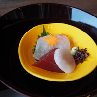 明月記 宝塚本店 - 造り（鯛、戻り鰹）