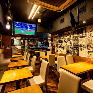 3つのモニター完備◎焼鳥とお酒片手にスポーツ観戦を楽しめる