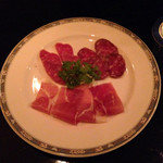 バー ノーブル - イベリコ豚の生ハムとサラミの盛り合わせ