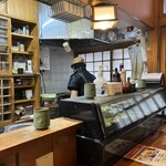 割烹 三友 - カキフライを揚げる店主さま