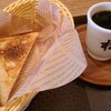 松珈琲 - お料理①ハーフトースト《朝11迄、珈琲セット無料》
表面をパリッと焼いたトースト、バターの仄かな甘みと旨みがマッチ
お飲み物①『昭和』松ブレンド(税込450円)
強い苦味と酸味のある深煎り珈琲