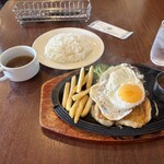 ロイヤルホスト - 暫く待つと注文したグリルチキンランチ１４０８円の出来上がりです。