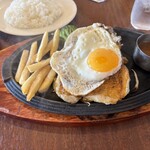 ロイヤルホスト - チキンは柔らかな食感の鶏もも肉を1枚を表面はパリッと中はジューシーに焼き上げたステーキ。