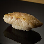 鮨けんすけ - 肉厚に切り付けられた【のどぐろ昆布締め炙り】