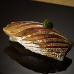 鮨けんすけ - さっぱりと酢〆されたアジの握り