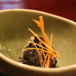 丹想庵　健次郎 - 季節の野菜（この日は蓮根）の胡麻和え。黒ごまで和えて白ごまをトッピング。