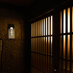 鮨けんすけ - 石壁のエントランス