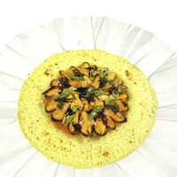 秋のオススメの一皿 ～モン・サンミッシェル産ムール貝のタルト　10種のスパイス風味～