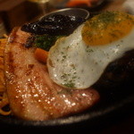 ステーキ＆ハンバーグ ひげ - 厚切りベーコン目玉焼きバーグ