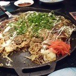 酒菜や　じゃがいも - そば入りのお好み焼き