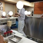天ぷらのひらお 天神店 - カウンターが厨房を取り囲む