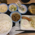 松屋 - 料理写真:ソーセージエッグ定食530円、クーポンでポテサラ無料(2025.9.21)