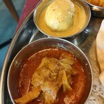 エー・ラージ - チキンと卵