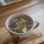 코티 카페 - 오늘의 기분 좋은 스프는 겨울 호박, 단고추, 양파, 피망, 연근, 오이, 계란 등 다양한 재료가 가득 담겨 있습니다♪ 따뜻하게 즐겨보세요♡