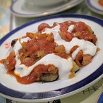 トルコ料理ボスボラスハサン - 茄子とピーマンのヨーグルトソース　1,200円　 トマト とパプリカ、玉葱を素揚げにしてトマトソースとヨーグルト。油で揚げた野菜は濃厚ながら、トマトでサッパリ。