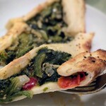 トルコ料理ボスボラスハサン - 法蓮草、パプリカ、玉葱、ニンニクをオリーブオイルで炒めた具を、モチモチのパンで包むように焼いています。美味しい♪