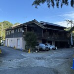 麺処 松もり - 裏から