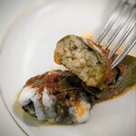 トルコ料理ボスボラスハサン - スパイスとお米をしっかり葡萄の葉で包んで煮込んだお料理。葡萄の葉もお米も柔らかくスパイス感もあります。 酸味の強いトマトソースが美味しく、ヨーグルトでより爽やかクリーミー♪