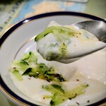 トルコ料理ボスボラスハサン - 少し塩もみした?感じの胡瓜に、ヨーグルト・ニンニク・フェンネル?ミントも?なソース、オリーブオイルをたっぷり。家で再現したものの何だか違うww