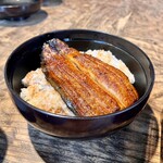 うなぎ馳走 八嶋 - 中入丼はうなぎが1.5切れ ご飯の間にも半切れ入りでボリュームありました