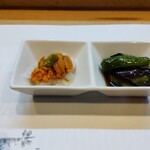 鮨処 匠 - 突き出し　ウニ和え物と野菜の炒めもの