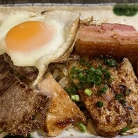 鉄板焼 東洋 - ミックスグリル定食に目玉焼きトッピング　ややズームで