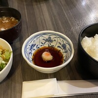 鉄板焼 東洋 - サラダ、味噌汁、和風醤油つけタレ　ライス