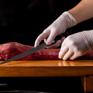 鮮度の良い生の牛タンをその場で調理。ぜひご賞味ください！