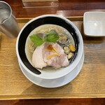 麺処 しろくろ - 右上の器は貝殻入れ　
