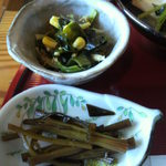 すだち - わかめとコーンにシーチキンなどの和え物。蕗と昆布の山椒煮。